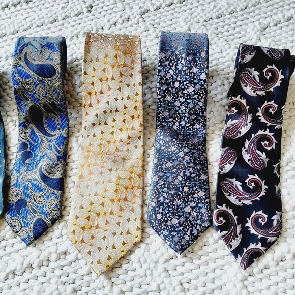 LAST CHANCE- Giorgio Armani & other Vintage / Current Silk Wool Ties - Picture 3 of 5